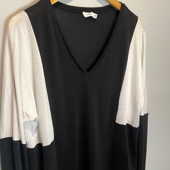 Vince Black & White Color Block V-Neck Sweater - size Medium - Picture 2 of 7